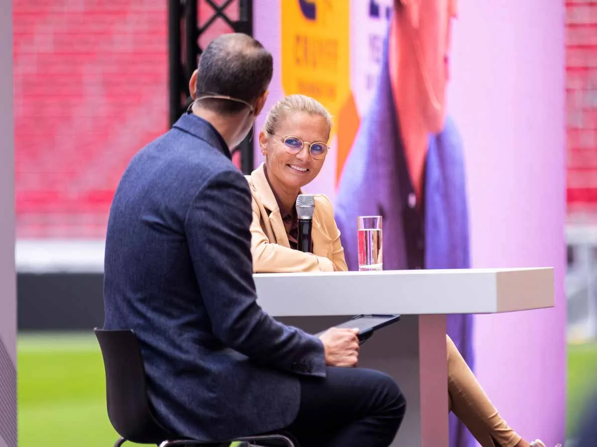 Sarina Wiegman - De Johan Cruijff ArenA voelt weer de magie van Johan Cruijff tijdens de Cruyff Legacy Summit - Johan Cruyff Institute