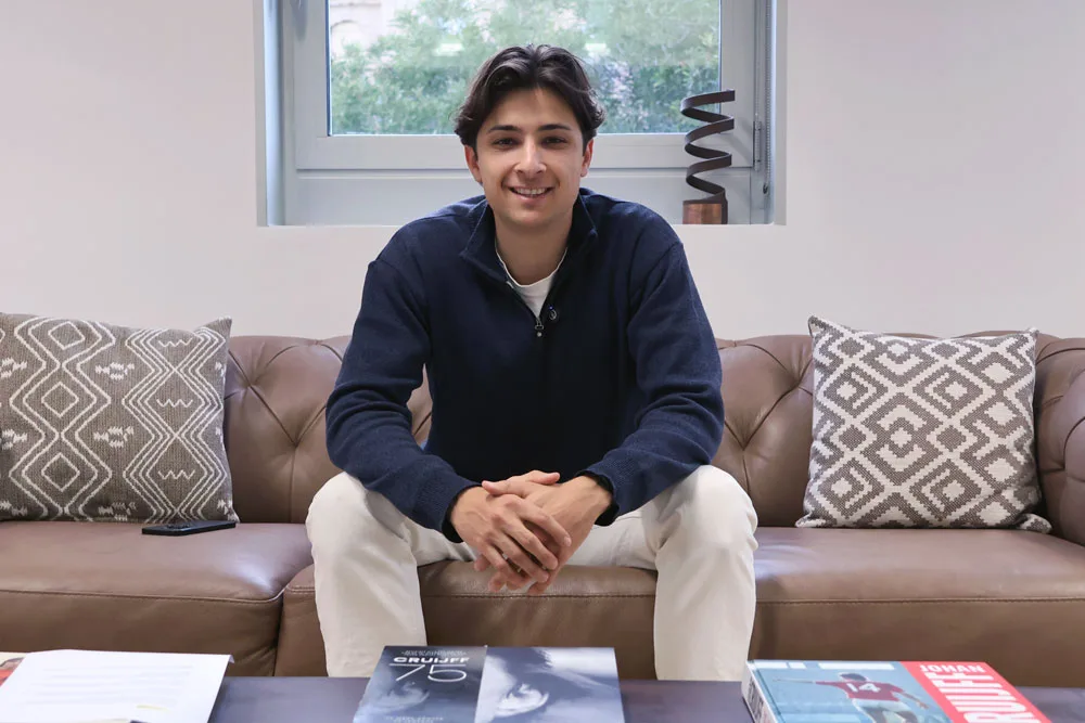 Álex García Reiss, afgestudeerde van de Master in Sports Business and Marketing (Blended) en medeoprichter van Funatik, op de campus van het Johan Cruyff Institute in Barcelona.