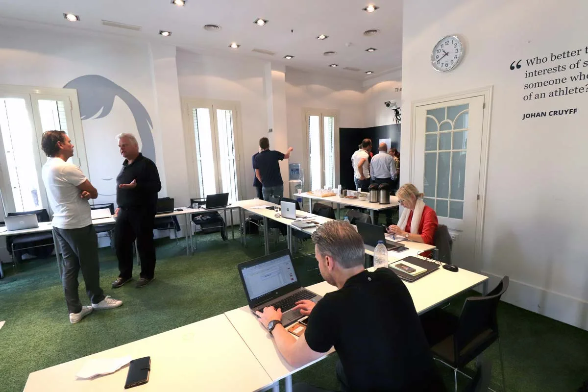 Johan Cruyff Academy trabajando en el nuevo currículum académico dentro del aula.