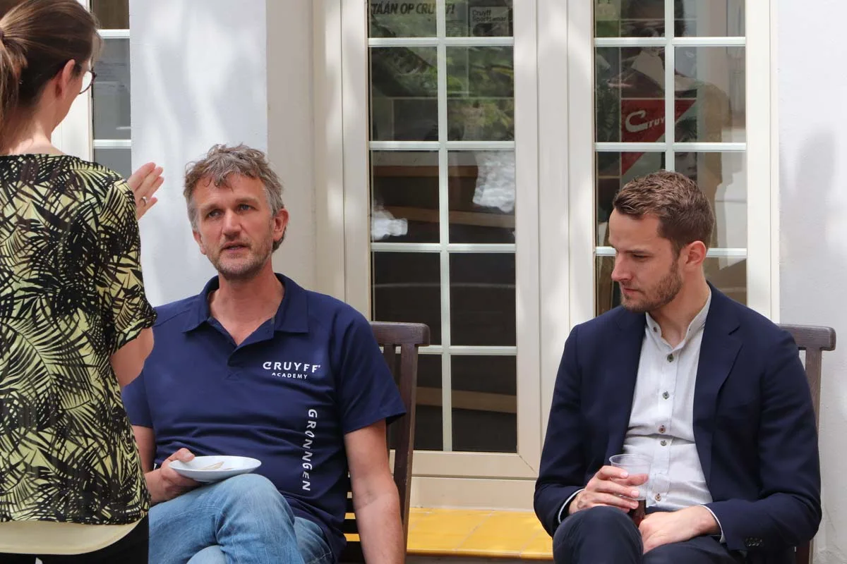 Profesores de Johan Cruyff Academy tomando un descanso.