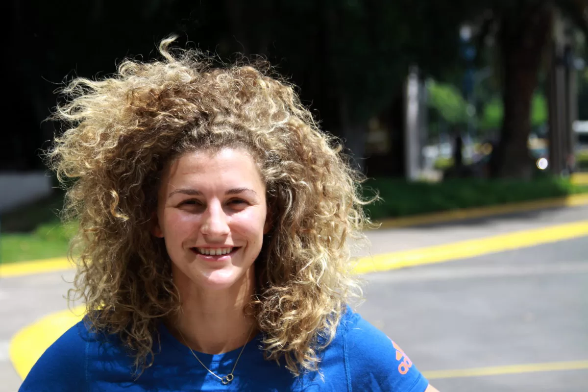 Una joven María Verschoor durante su tiempo de estudio en la Johan Cruyff Academy. María participa como jugadora de hockey de élite en París 2024.