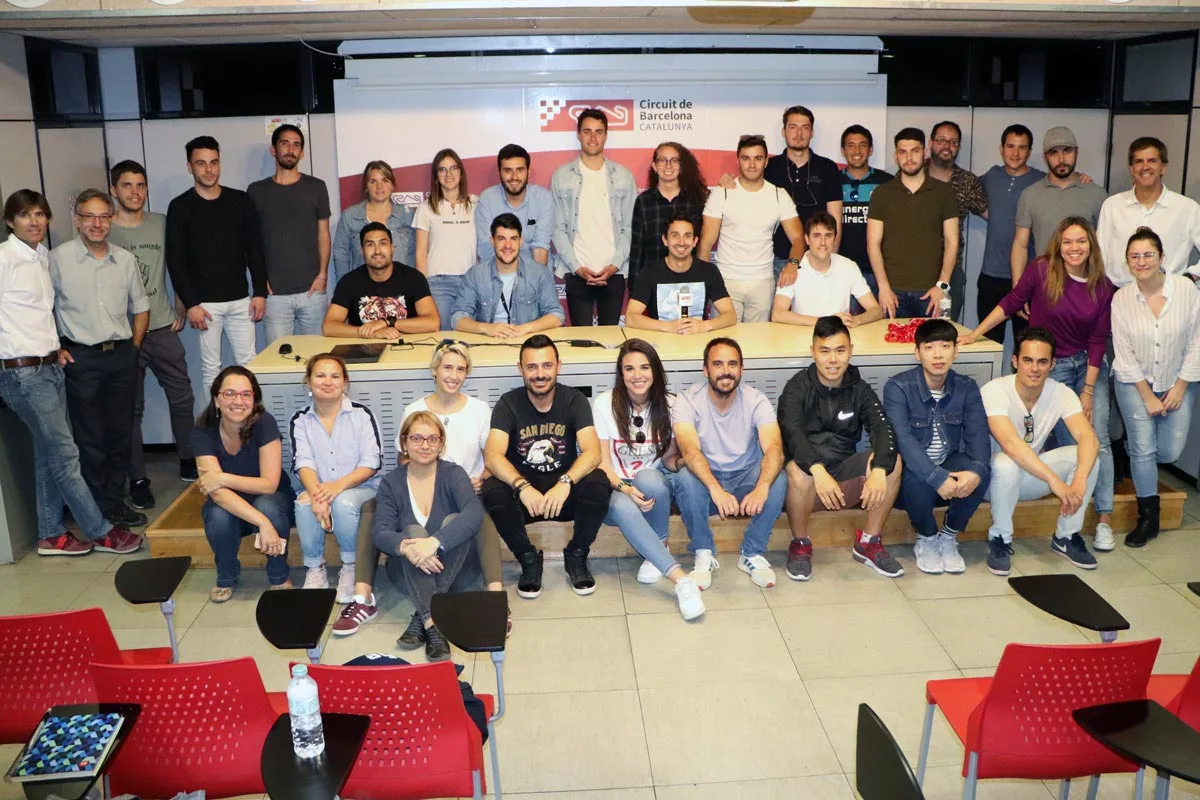 Estudiantes de Johan Cruyff Institute en foto de grupo.