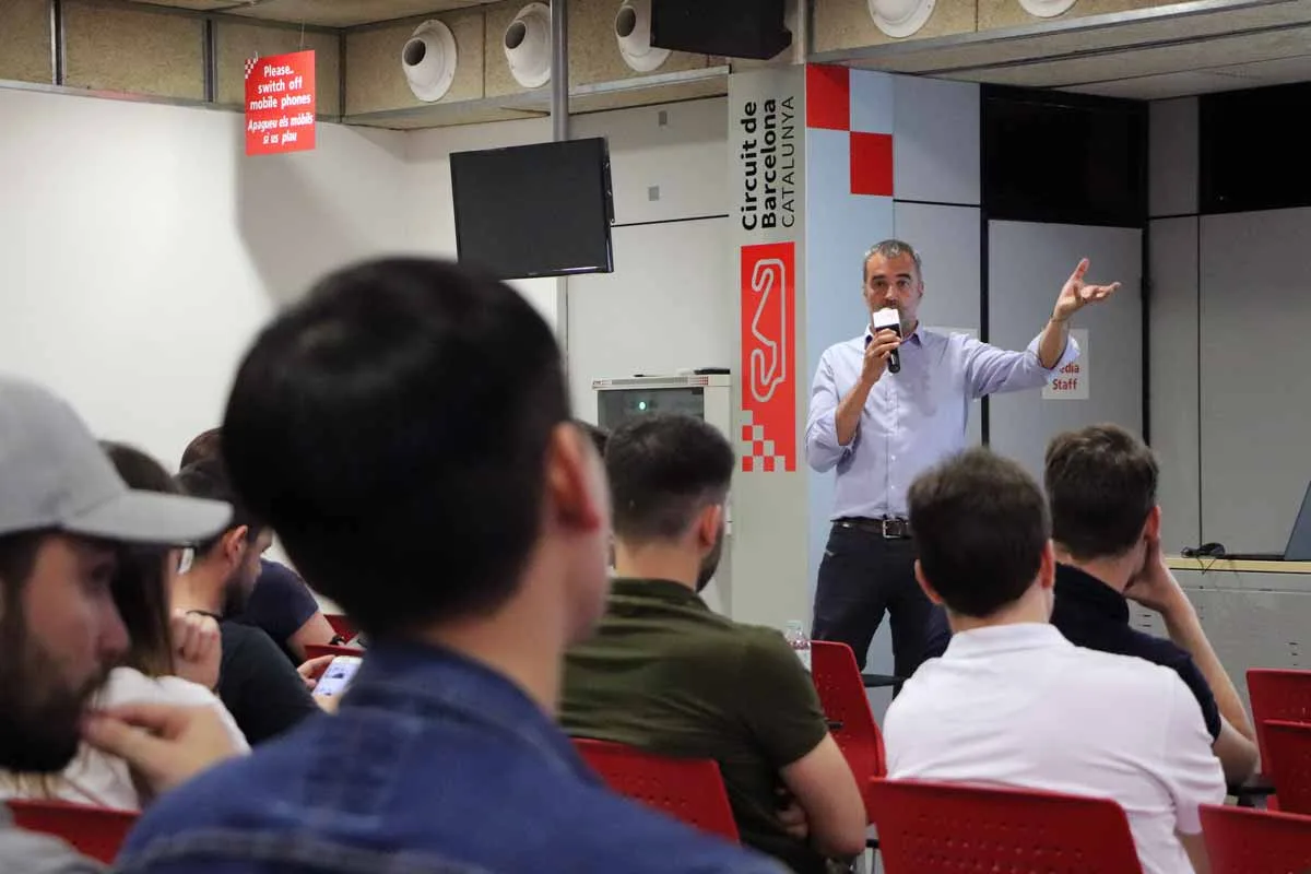 Joan Fontseré haciendo la presentación del Circuit de Barcelona a los estudiantes de Johan Cruyff Institute.