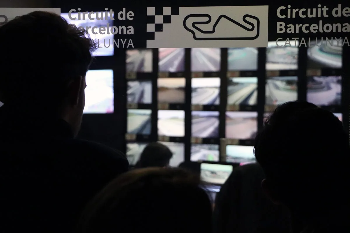 Estudiantes de Johan Cruyff Institute en la sala de control audiovisual de Circuit de Barcelona.