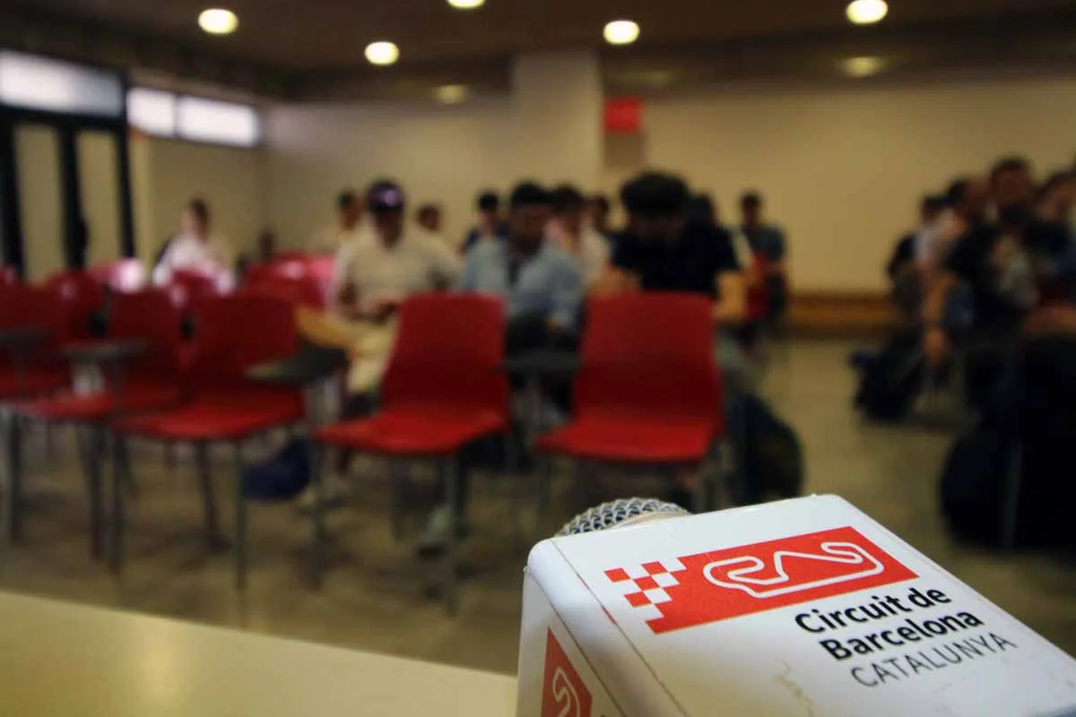 Micrófono de Circuit de Barcelona en la sala de conferencias.