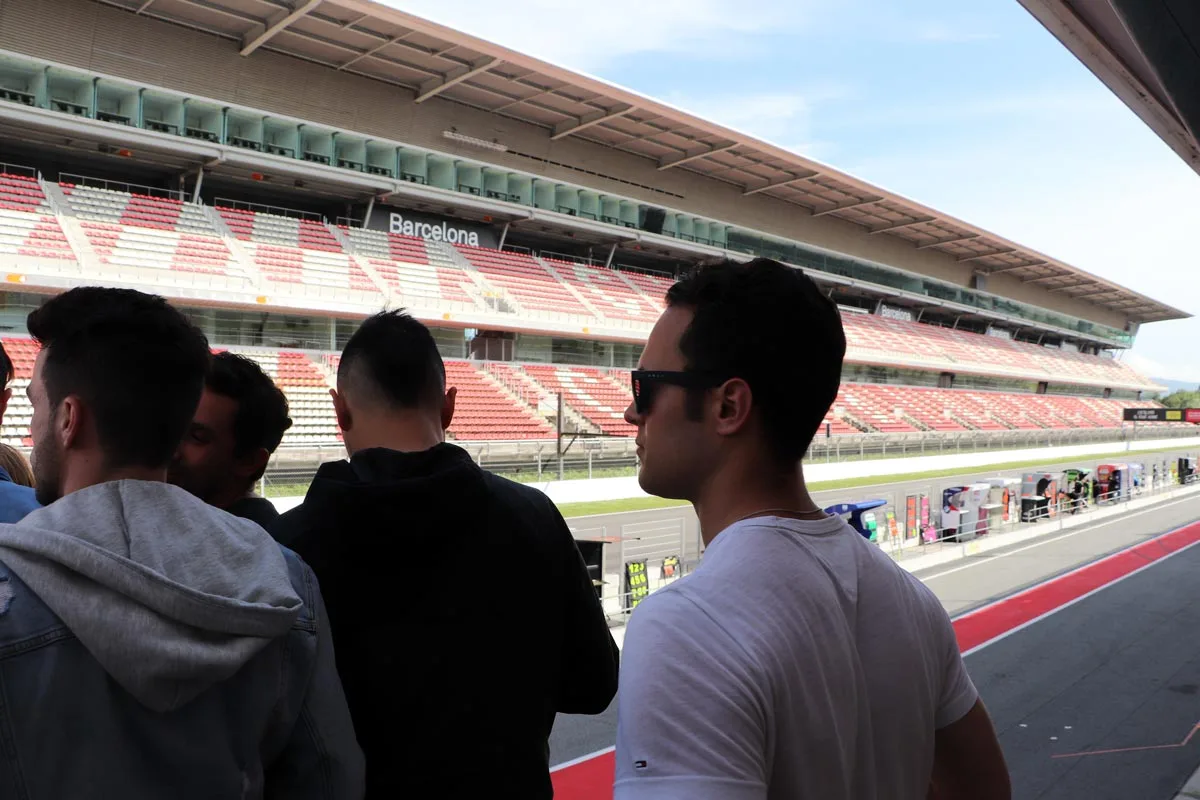 Estudiantes de Johan Cruyff Institute en la pista del Circuit de Barcelona.