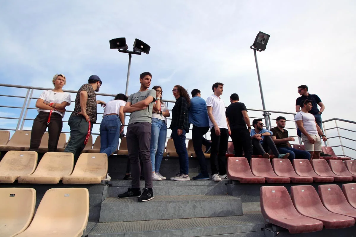 Estudiantes de Johan Cruyff Institute en las gradas del Circuit de Barcelona.