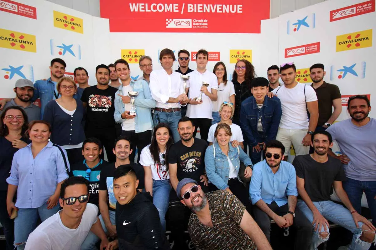 Estudiantes de Johan Cruyff Institute en el podio de Circuit de Barcelona.