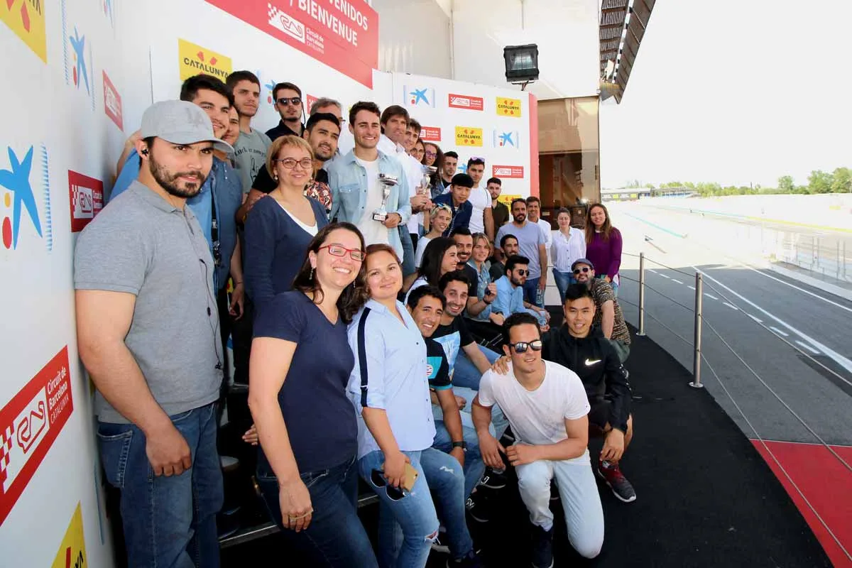 Estudiantes de Johan Cruyff Institute en el podio de Circuit de Barcelona.