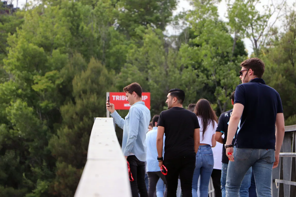 Estudiantes de Johan Cruyff Institute accediendo a la zona VIP del Circuit de Barcelona.