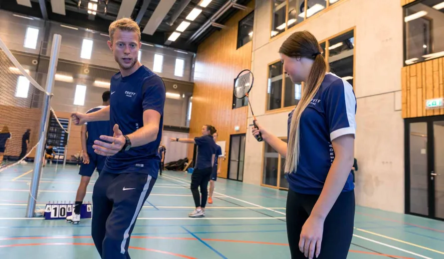 What distinguishes Johan Cruyff College from other academic programs for elite athletes