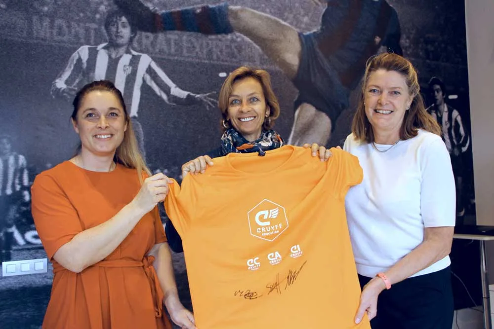 Symbolic signing of the agreements in the presence of Susila Cruyff an Johan Cruyff Academy Amsterdam.
