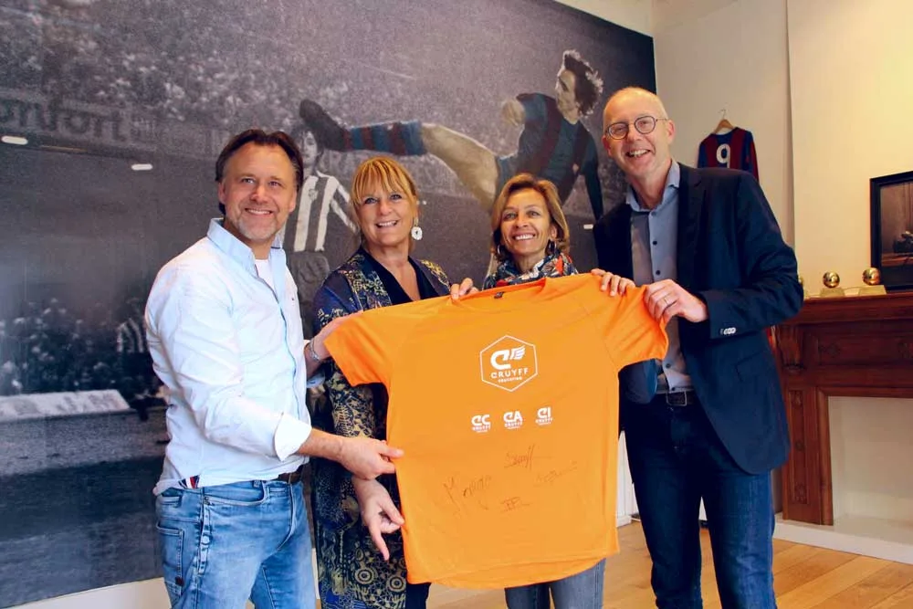 Symbolic signing of the agreements in the presence of Susila Cruyff an Johan Cruyff College Enschede.