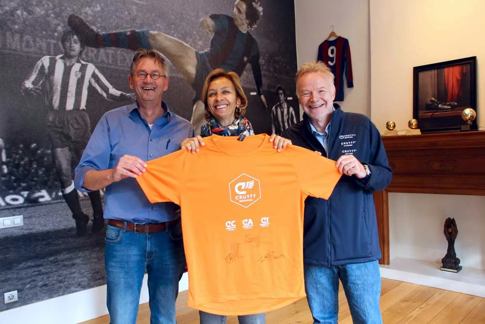 Symbolic signing of the agreements in the presence of Susila Cruyff an Johan Cruyff College Roosendaal.