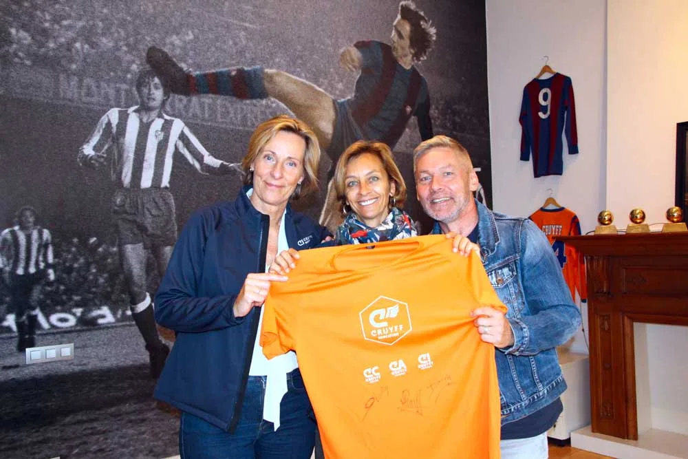Symbolic signing of the agreements in the presence of Susila Cruyff an Johan Cruyff Institute Amsterdam.